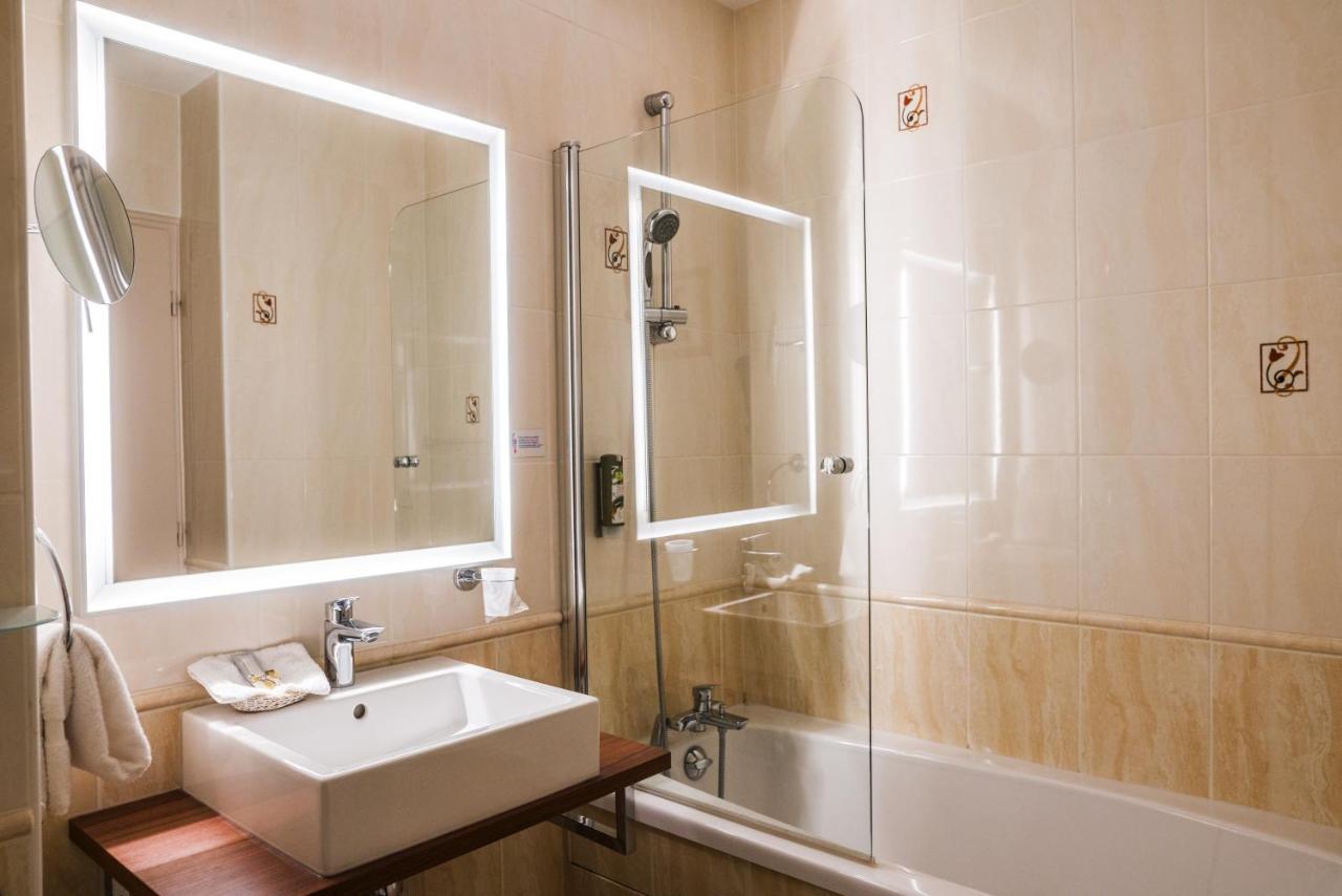 Logis Hotel Le Petit Casset La Boisse ภายนอก รูปภาพ