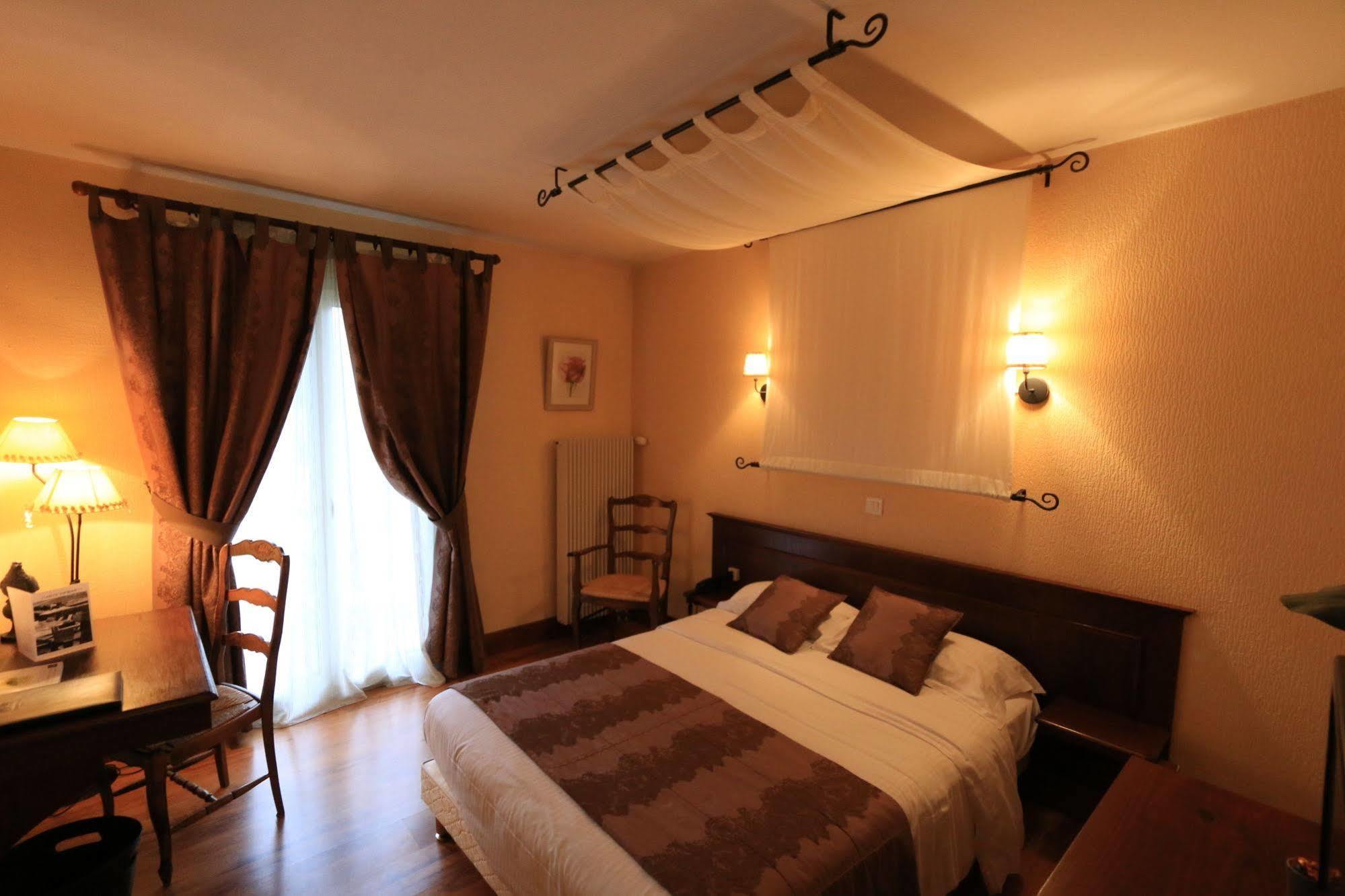 Logis Hotel Le Petit Casset La Boisse ภายนอก รูปภาพ