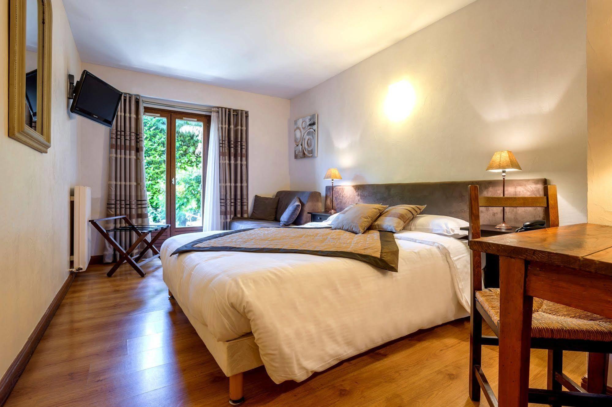 Logis Hotel Le Petit Casset La Boisse ภายนอก รูปภาพ